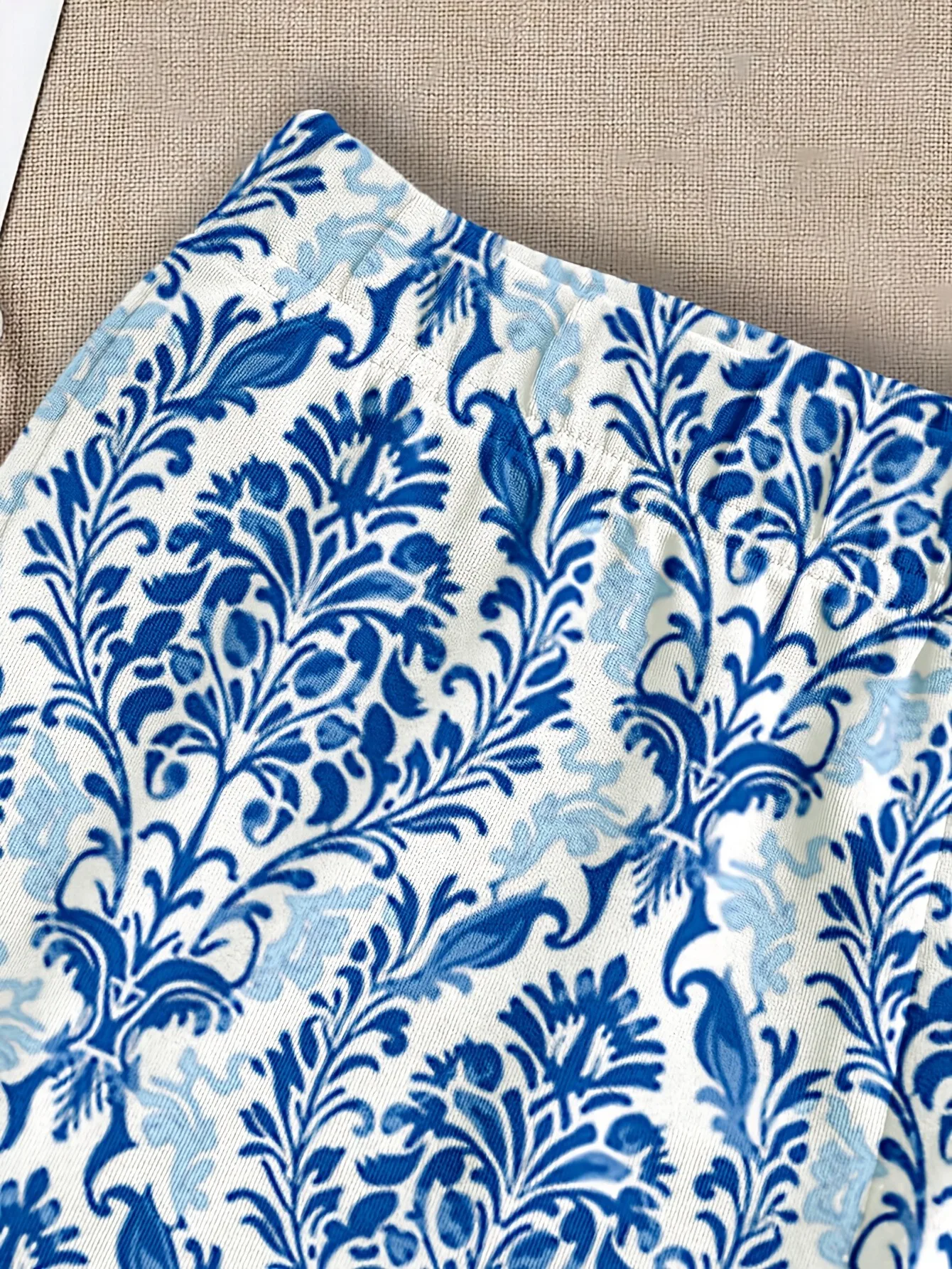 Trendiges Mädchen-Set: 2-teiliges Blaues Porzellan-Print Neckholder-Top mit Rüschen & Weite Hose für Sommer, Strand und Urlaub – Detail 5