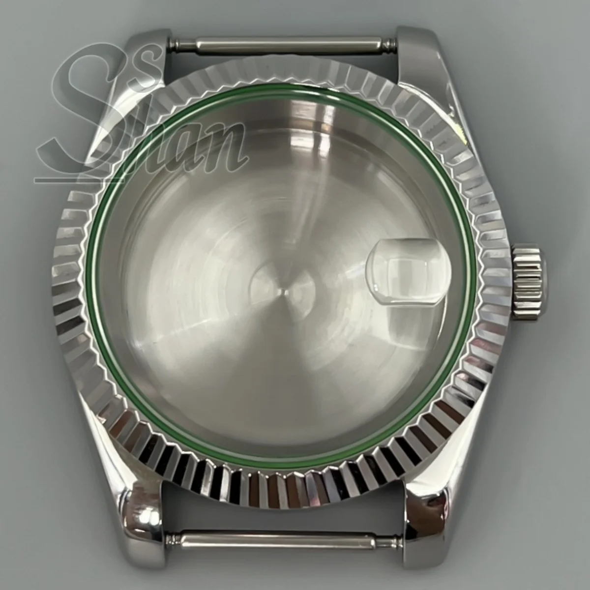 La caja pulida de 36 mm/39 mm con cristal de zafiro y borde verde es adecuada para el movimiento NH35 NH36 Miyota DG ETA2824 PT5000