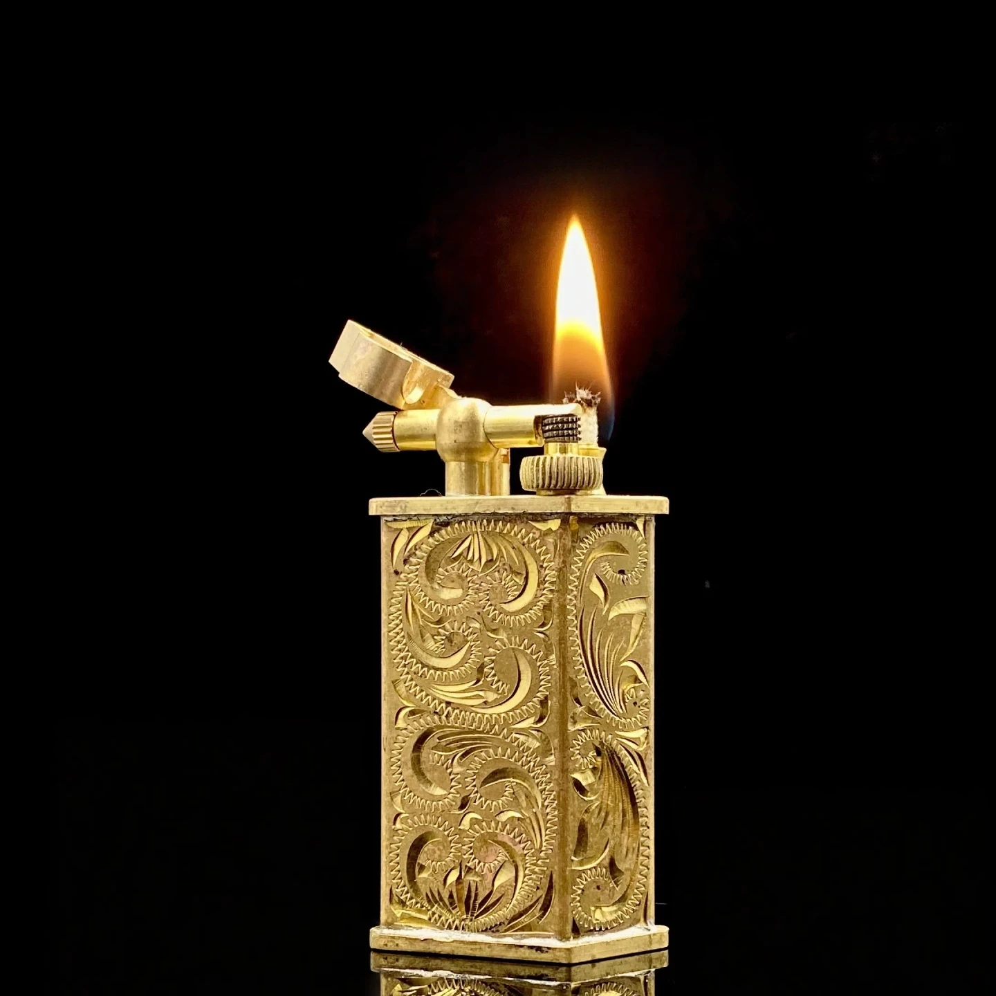 

2025 Trench Brass Arm Lift Kerosine Lighter Rare Diamond Hand Carved Lucky Flower Collection Male Gift