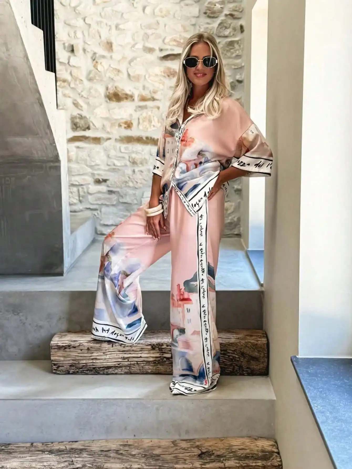 

Комплект из 2 предметов: атласный костюм с принтом «Город», декоративной отделкой, широкими брюками и топом с рукавами-кимоно для летнего образа