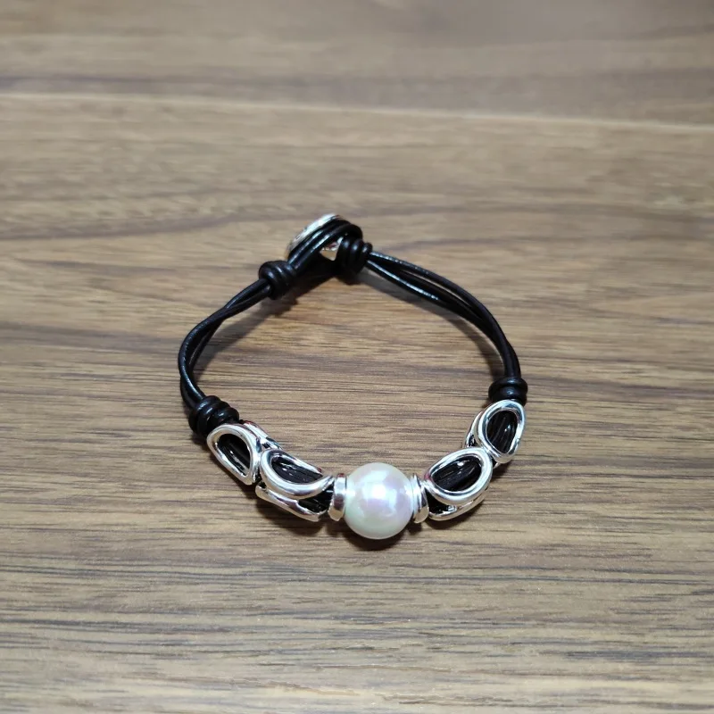 

New European and American niche design inlaid with pearl skin rope bracelet, giving girls Valentine's Day gifts