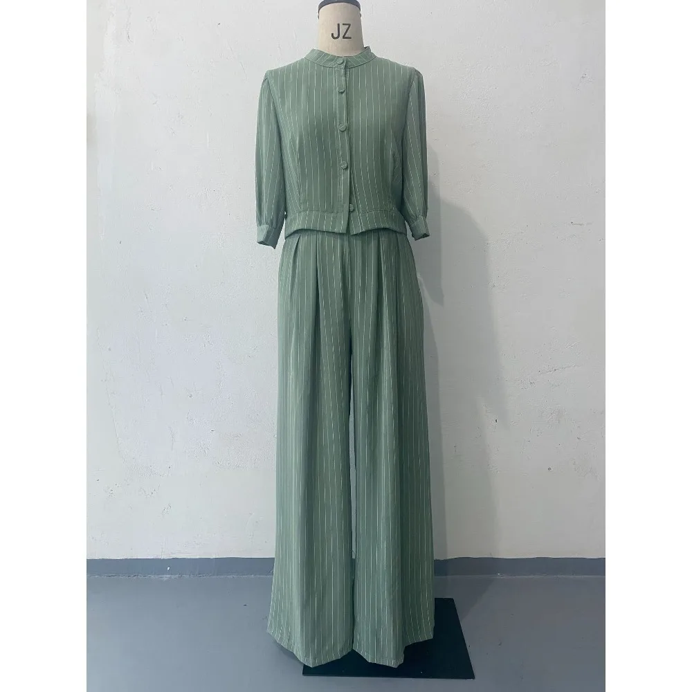 Conjunto listrado feminino moderno – blusa de manga média e calças compridas, ideal para deslocamento de escritório e aparência elegante para todos os dias