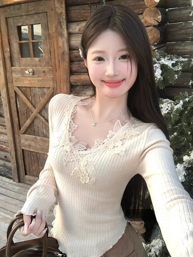 

Белая вязаная футболка с V-образным вырезом и кружевными вставками для женщин, ранняя осень, стиль Pure Desire, сексуальная, милая и дерзкая, для ношения под одеждой, с длинным рукавом