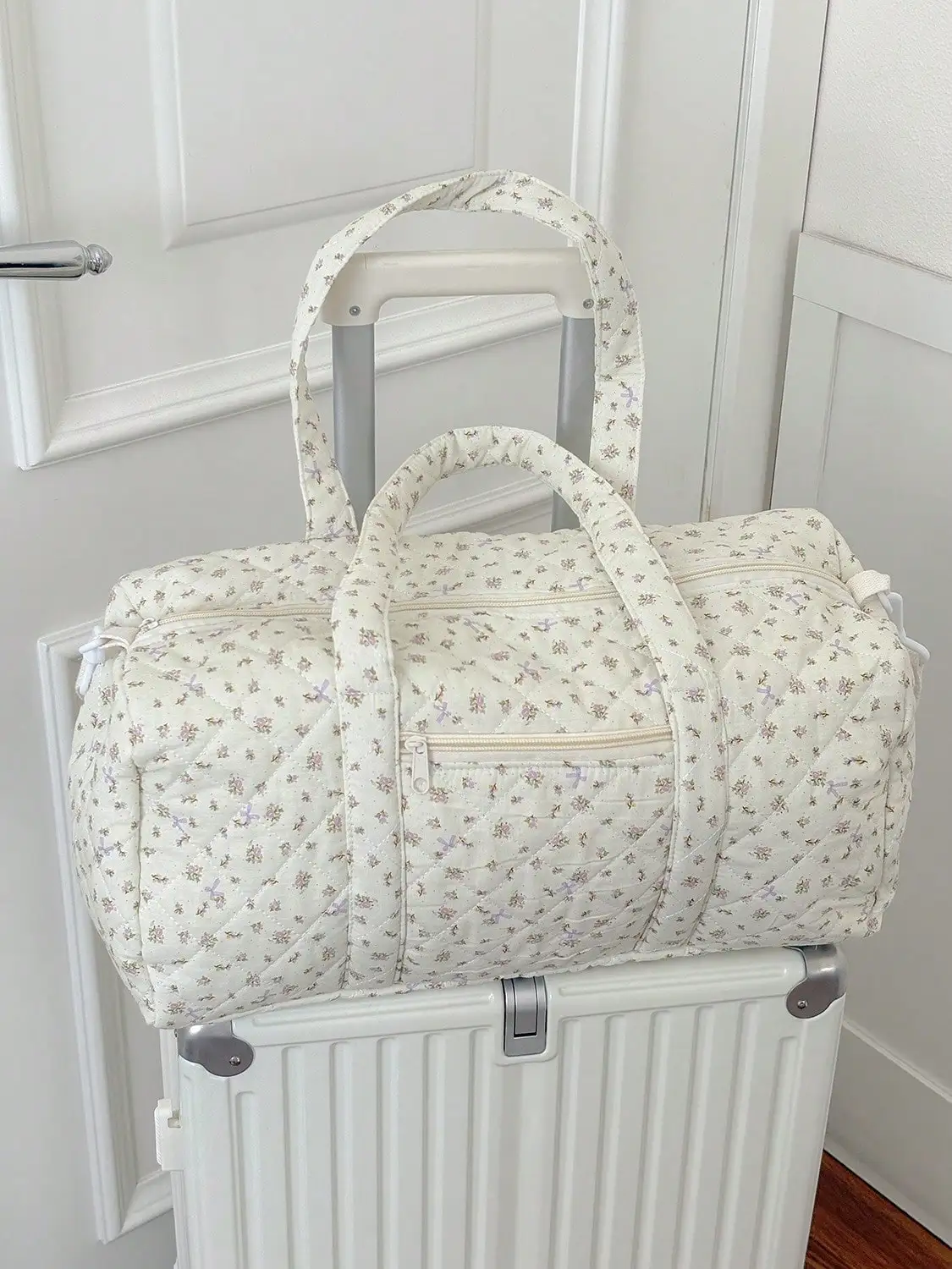 

1pc Floral Bow Print Quilted Large Capacity Travel Bag, Lightweight Luggage Bag, Handbag, Shoulder Bag, Suitable For Women And Girls, Mother's Gift, New Year Gift, Back To School Gift