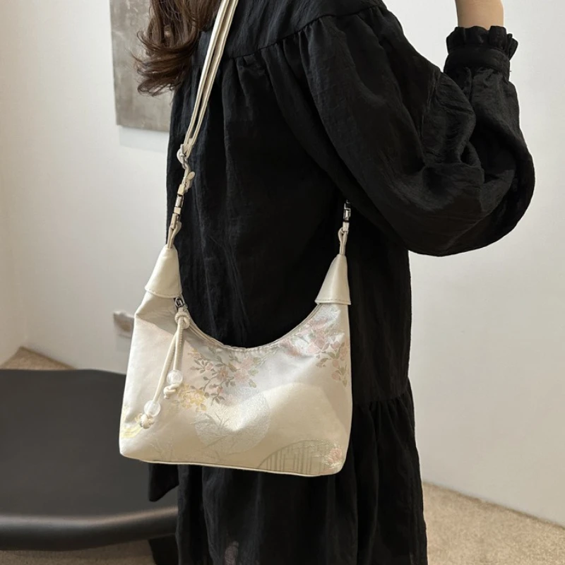 

Sweet Embroidery Shoulder Bag Women Crossbody Bag with Pearl Pendant Fashion Handbag