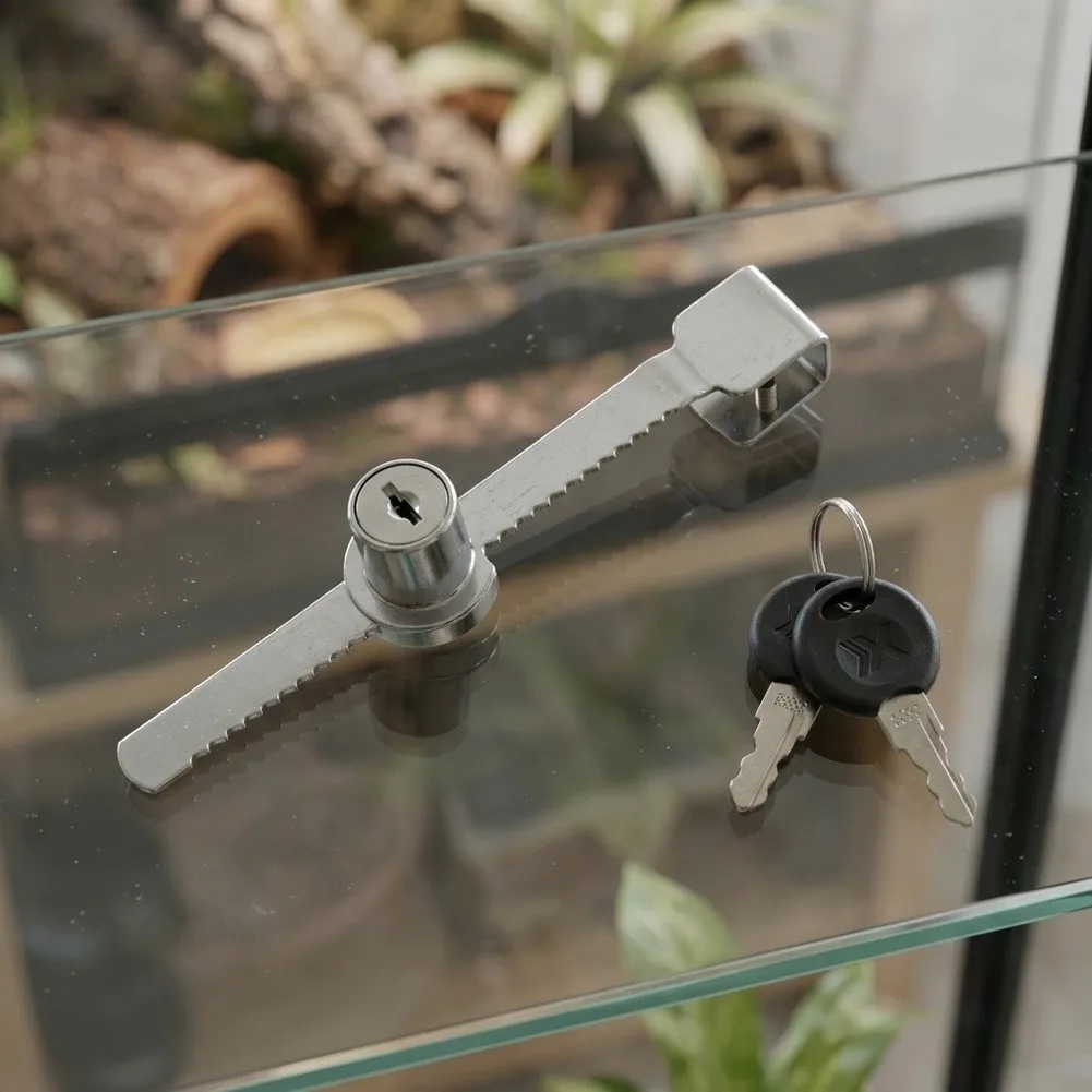 Zinc Alloy Sliding Lock Assembly for Glass Terrarium Doors with Integrated Ratchet Mechanism and Two Matching Keys