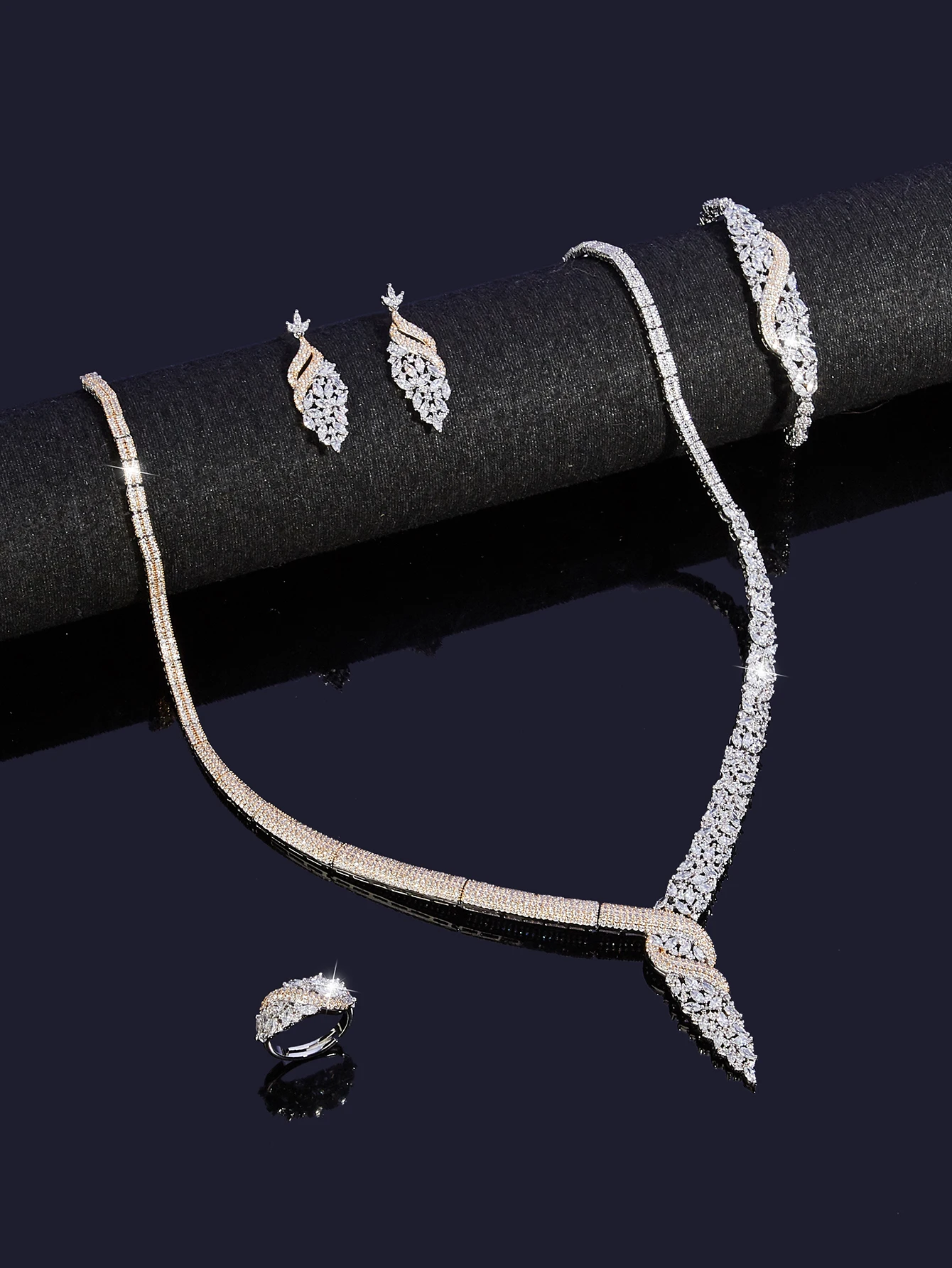 

2025 New 4-piece Dubai Elegant Bride Zirconia S-shaped Crystal Wedding Necklace Set Women's Party Jewelry Set