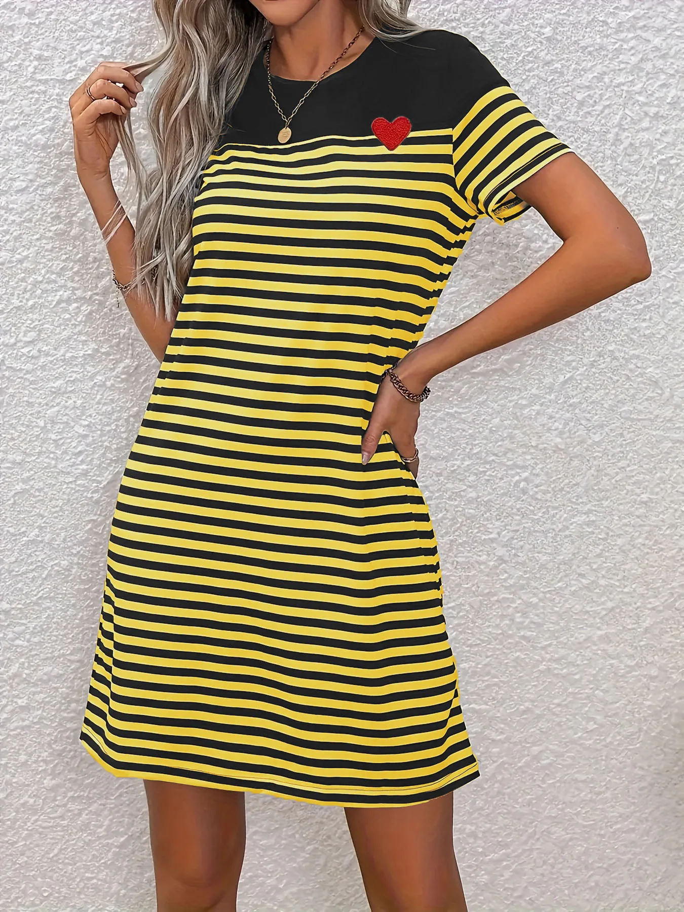 Hot-selling casual fashion round-neck black and white striped short-sleeved color-blocked T-shirt dress knitted dress for women