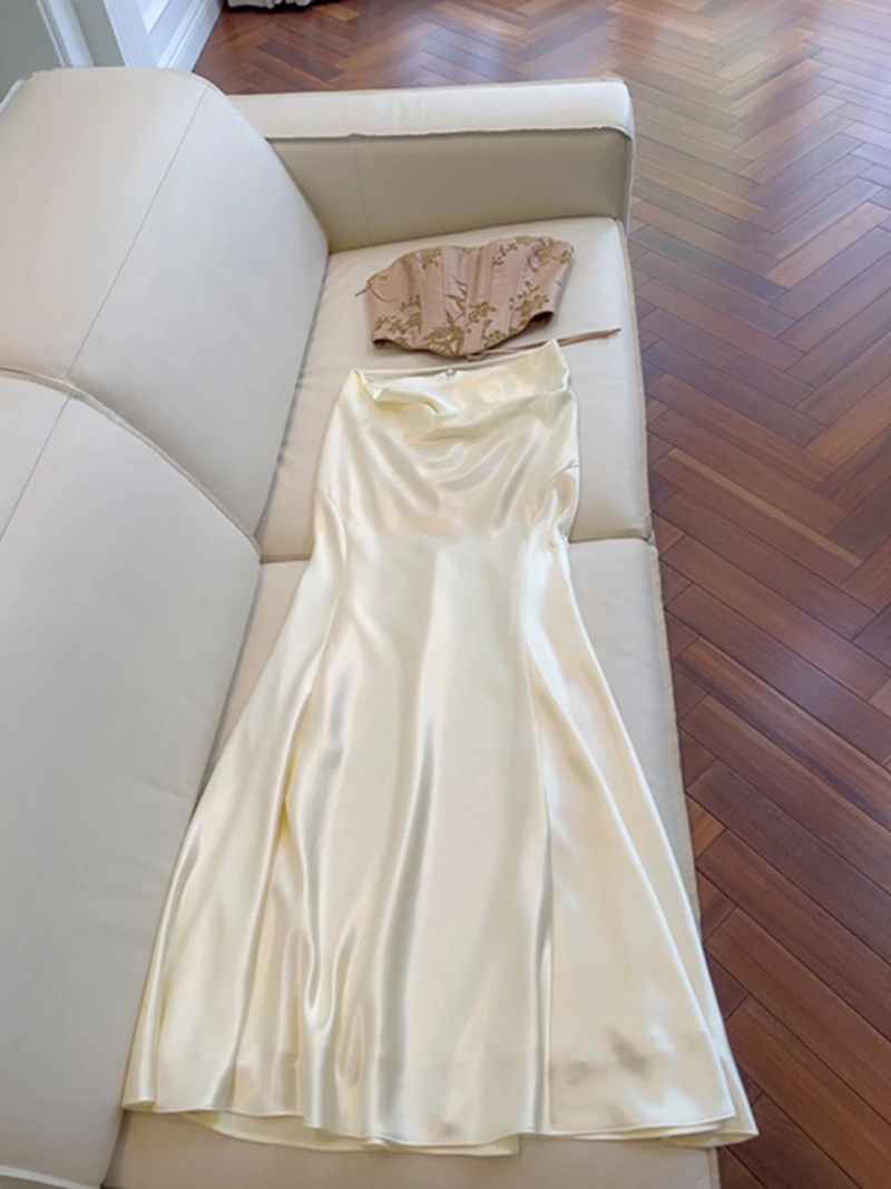 

Новинка 2026: Комплект из топа и юбки из атласа с драпировкой, облегающий силуэт, с высокой талией, в корейском стиле, на молнии.