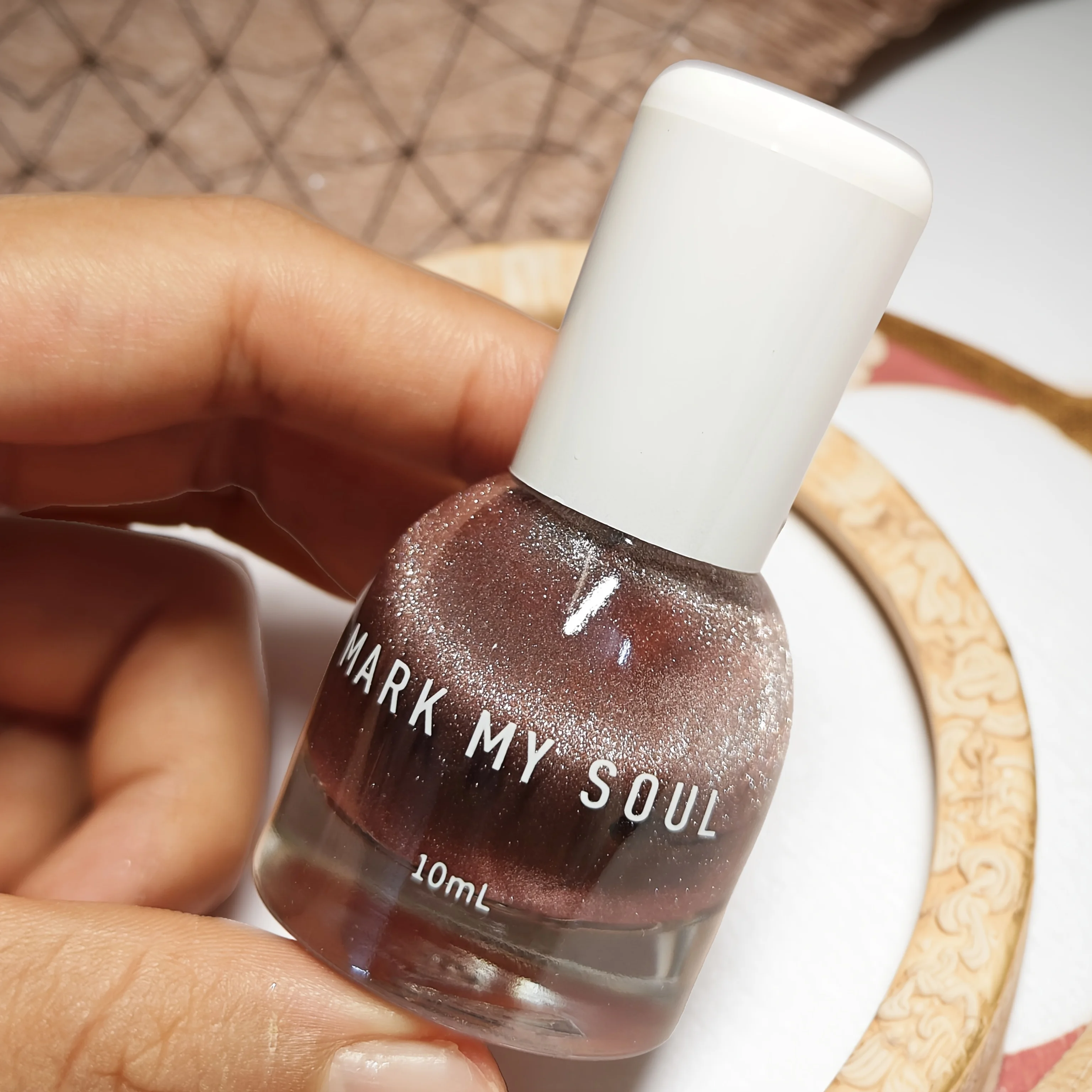

S150 Crystal Berry 10ml No-Bake Cat Eye Nail Polish. Crystal Berry color series base with berry red fragments. Quick-drying