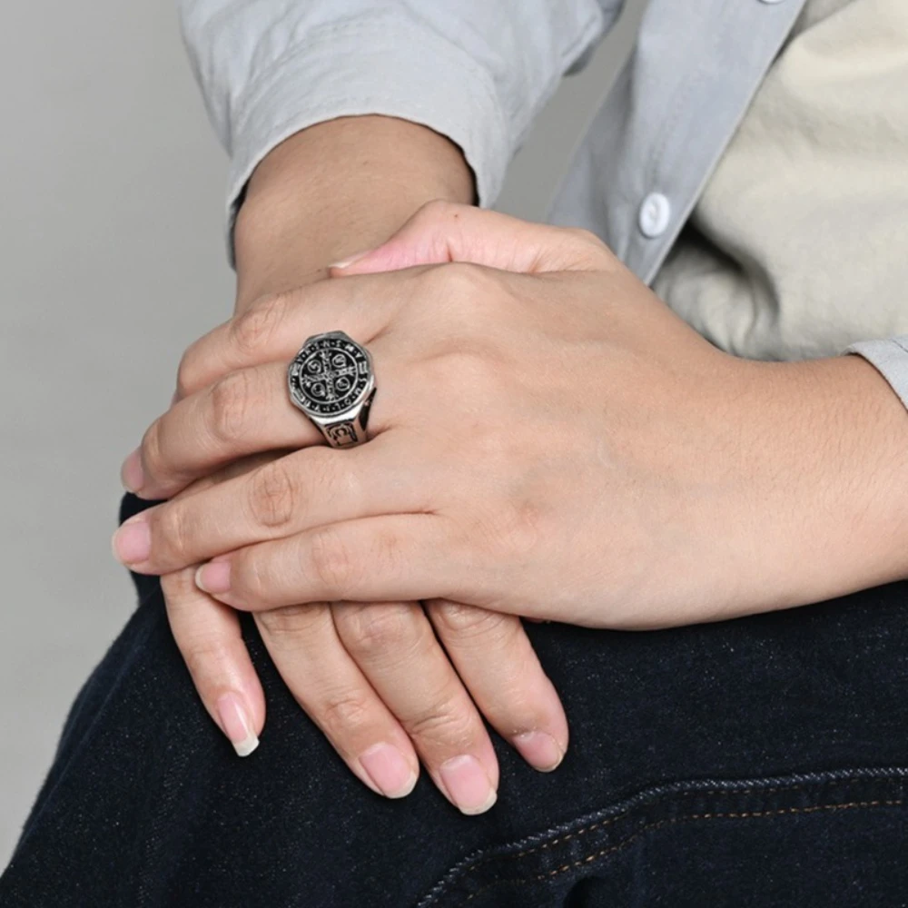 سانت بنديكت طرد الأرواح الشريرة الصليب خواتم الفولاذ المقاوم للصدأ شخصية الفن تنوعا خاتم موضة مجوهرات رائعة