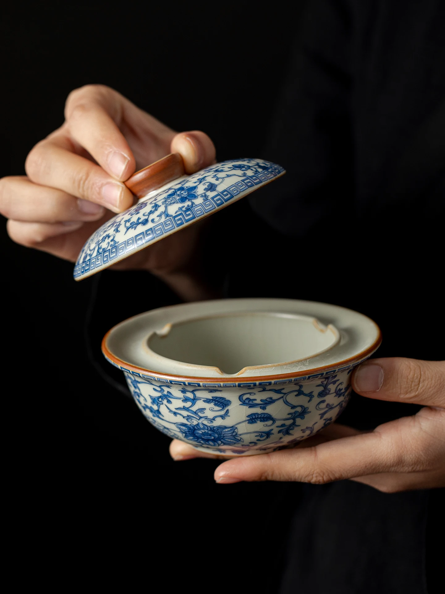 Ruyao Blue And White Lotus Leaf Ashtray with Lid for Living Room Office Anti-Dust High-End New 2026 Creative Ceramic Ashtray view 3