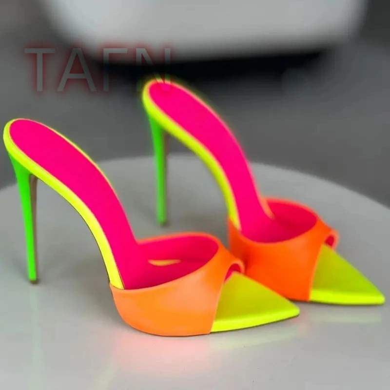 

2025 пикантные женские тапочки из лакированной кожи, летние открытые уличные пляжные тапочки на шпильке, повседневные модные слипоны, большие туфли 46