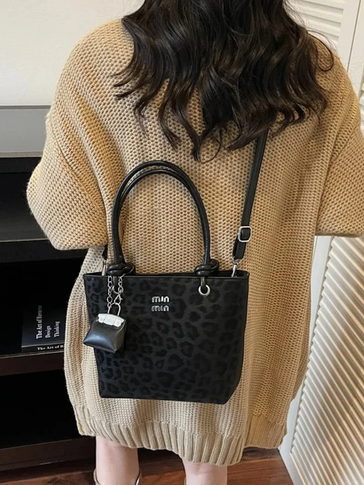 

Сумка-тоут из мягкой кожи 2025 года, просторная женская сумка через плечо, осенняя минималистичная сумка через плечо, повседневная сумка «день-ночь», текстурированная