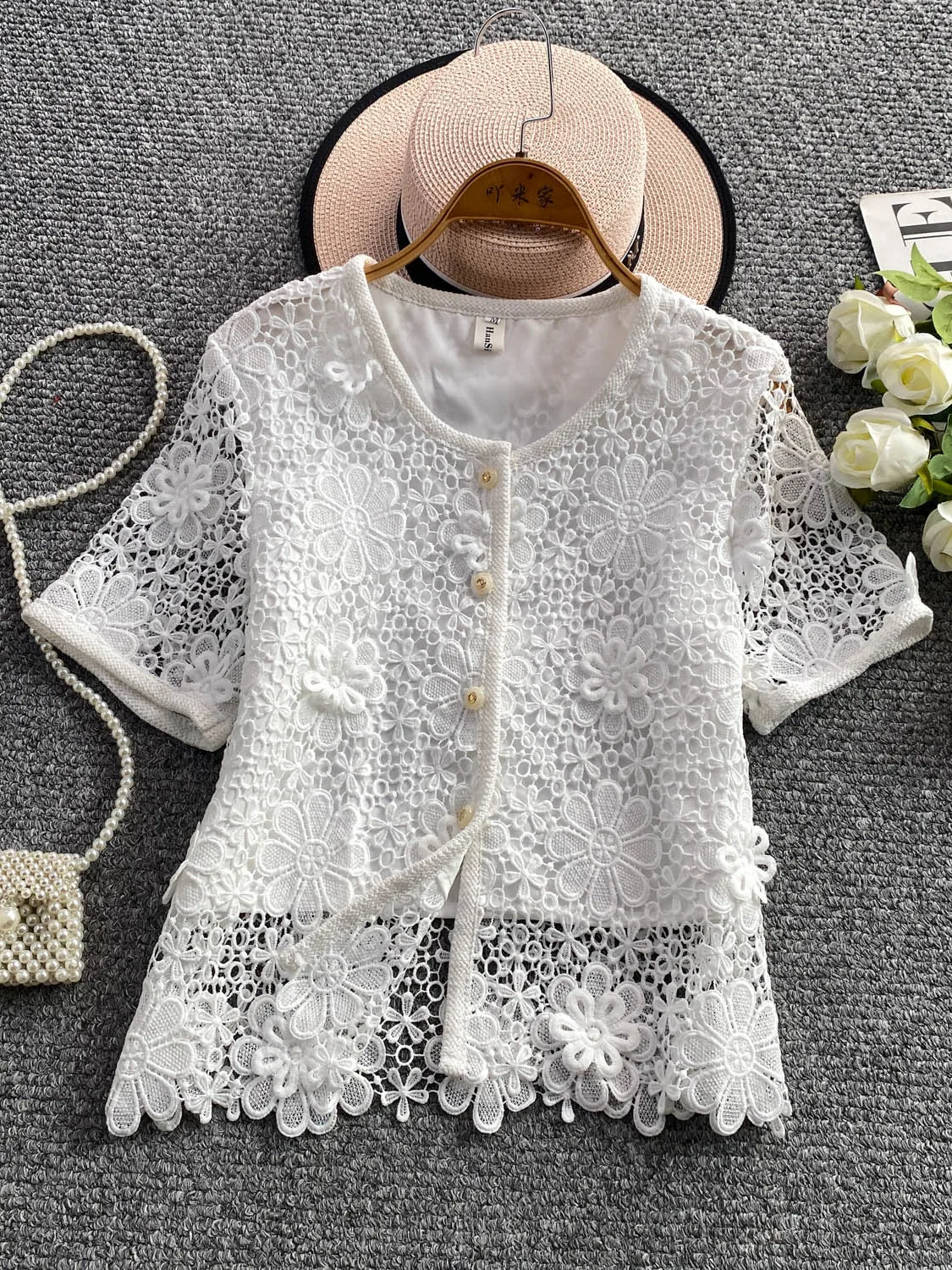 

Женская летняя блузка в ретро-стиле с кружевом и ажурной вязкой, круглый вырез, нежный стиль, омолаживающий эффект, на одной пуговице