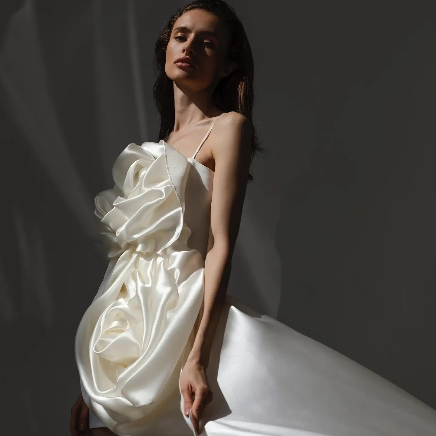 فساتين قصيرة جميلة ثلاثية الأبعاد مصنوعة يدويًا على شكل زهرة للحفلات فساتين نسائية من Florla مع تراكب جانبي للتاريخ وحفلات الأعياد