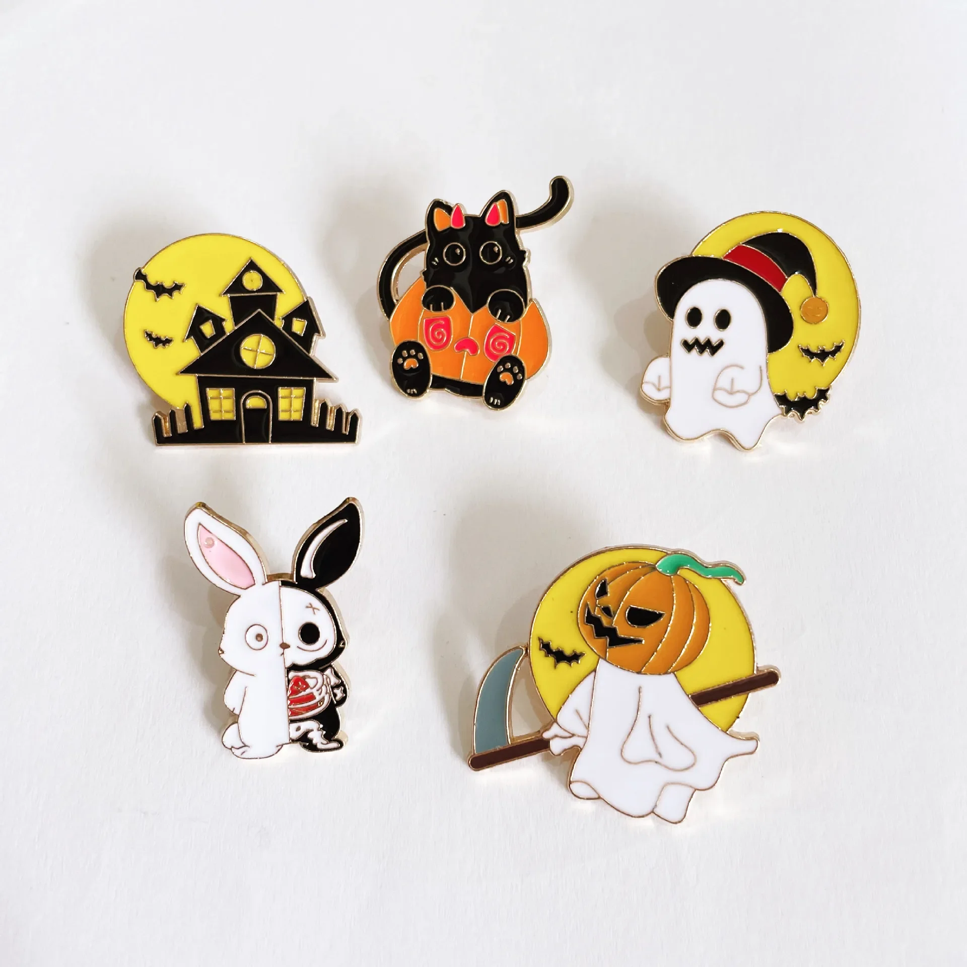 

Halloween Cartoon Funny Ghost Brooch Enamel Pumpkin Metal Badge Cute Skull Bat Pin Men's and Women's Accessories Gifts Souvenir