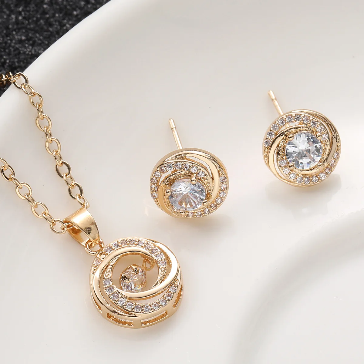 The new Stainless steel zircon spiral pattern circular ring pendant 2-piece jewelry set of Rotating Windmill Women\'s Accessories