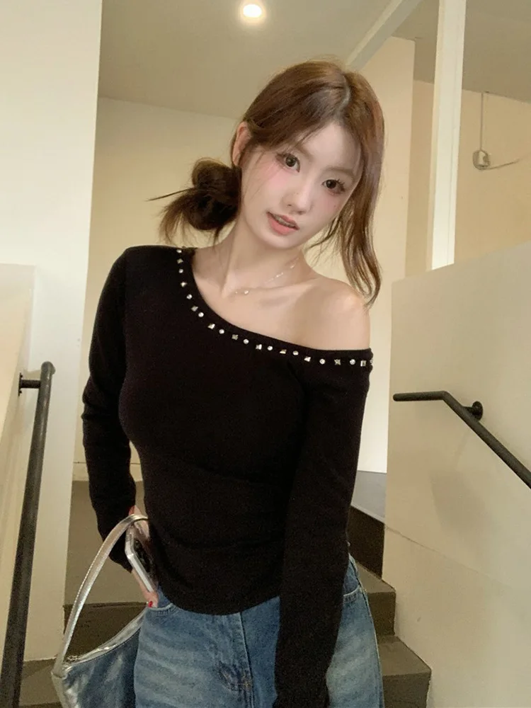 Streetwear Rivetto Off Spalla T-shirt da donna sottile Manica lunga Moda coreana Tees Abbigliamento femminile Inizio autunno Top Y2k Chic