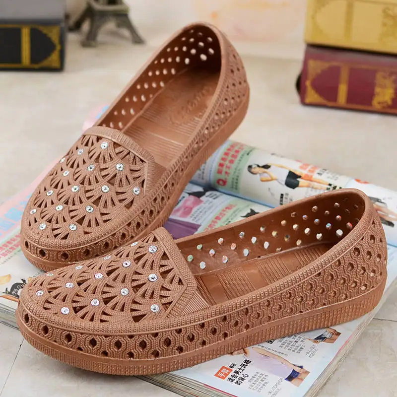 Flat Nurse Shoes Summer White Plastic Sandal for Women Soft Soles Mother Shoes for Women Flat Diamond Beach Shoes Rain Shoes