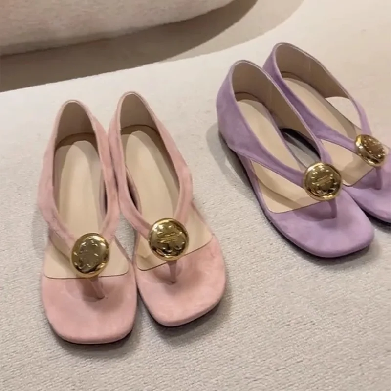 Sandalias con Clip y hebilla redonda de Metal para mujer, moda interior elevada, novedad de verano, sandalias y zapatillas en espiga de suela blanda