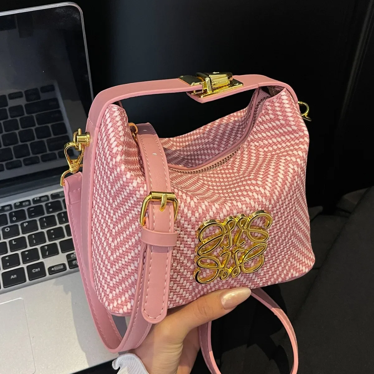 Damska torebka typu bucket bag na lato 2025 - minimalistyczna i uniwersalna, niszowa premium listonoszka