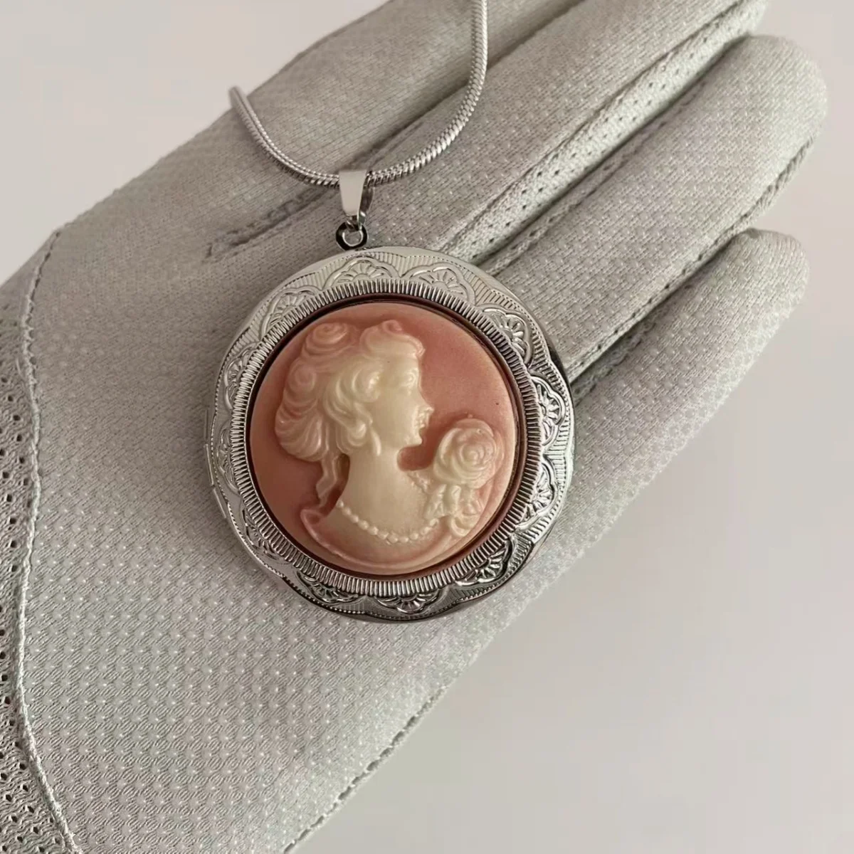 

Mitto Fashion Vintage Necklace for Women Stainless Steel Chain Beauty Cameo Oval Locket High-End Accessories