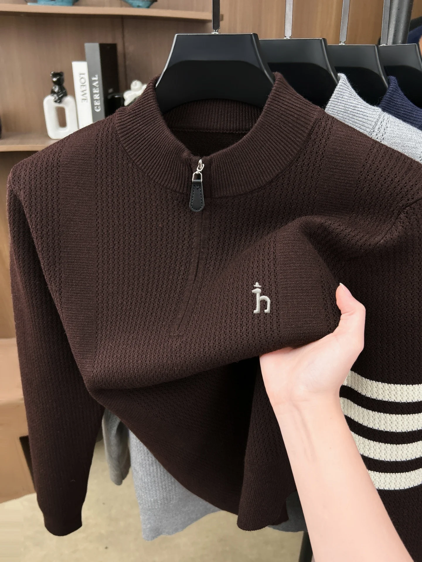 Hochwertiger Herrenpullover mit halbem Reißverschluss am Kragen, modisches Jacquard-Design, luxuriöse Marke, mit Hunde-Stickerei, lässiger Winterpullover, dick und warm gestrickt. – Detail 10