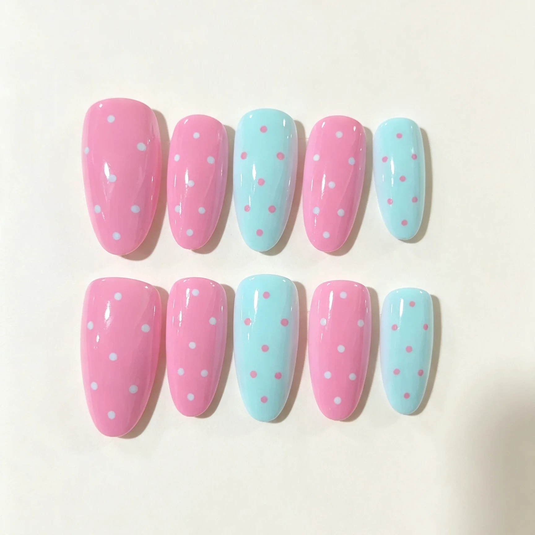 10 Pieces of Hand Pressed Oval Shaped Nails, Beautiful Fake Nails, Macaron Pink and Blue Polka Dots, Suitable for Women to Use