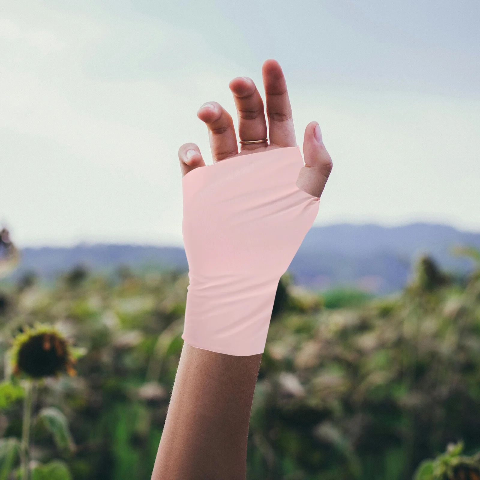 

1Pair Uv Protection Gloves Fingerless Gel Nail Lamp Hand Cover Breathable Ice Silk Lightweight Manicure Gloves Nail Care