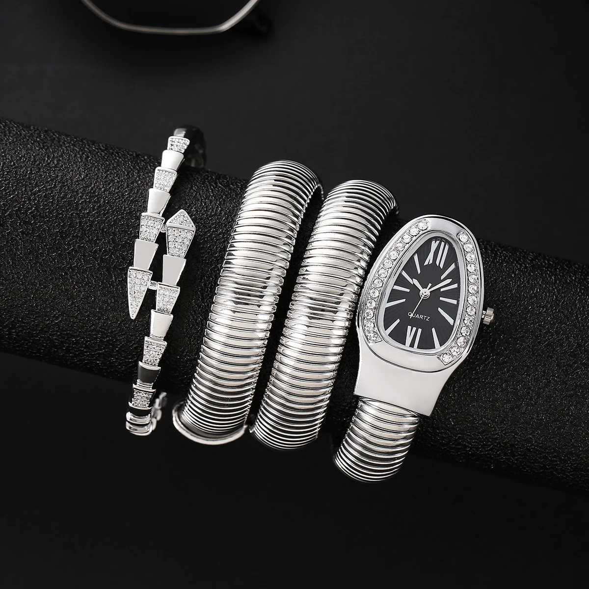 نموذج خاص رائج البيع للتجارة الخارجية لصيف 25 عامًا مع ساعة رائعة مرنة مرصعة بالألماس على شكل ثعبان