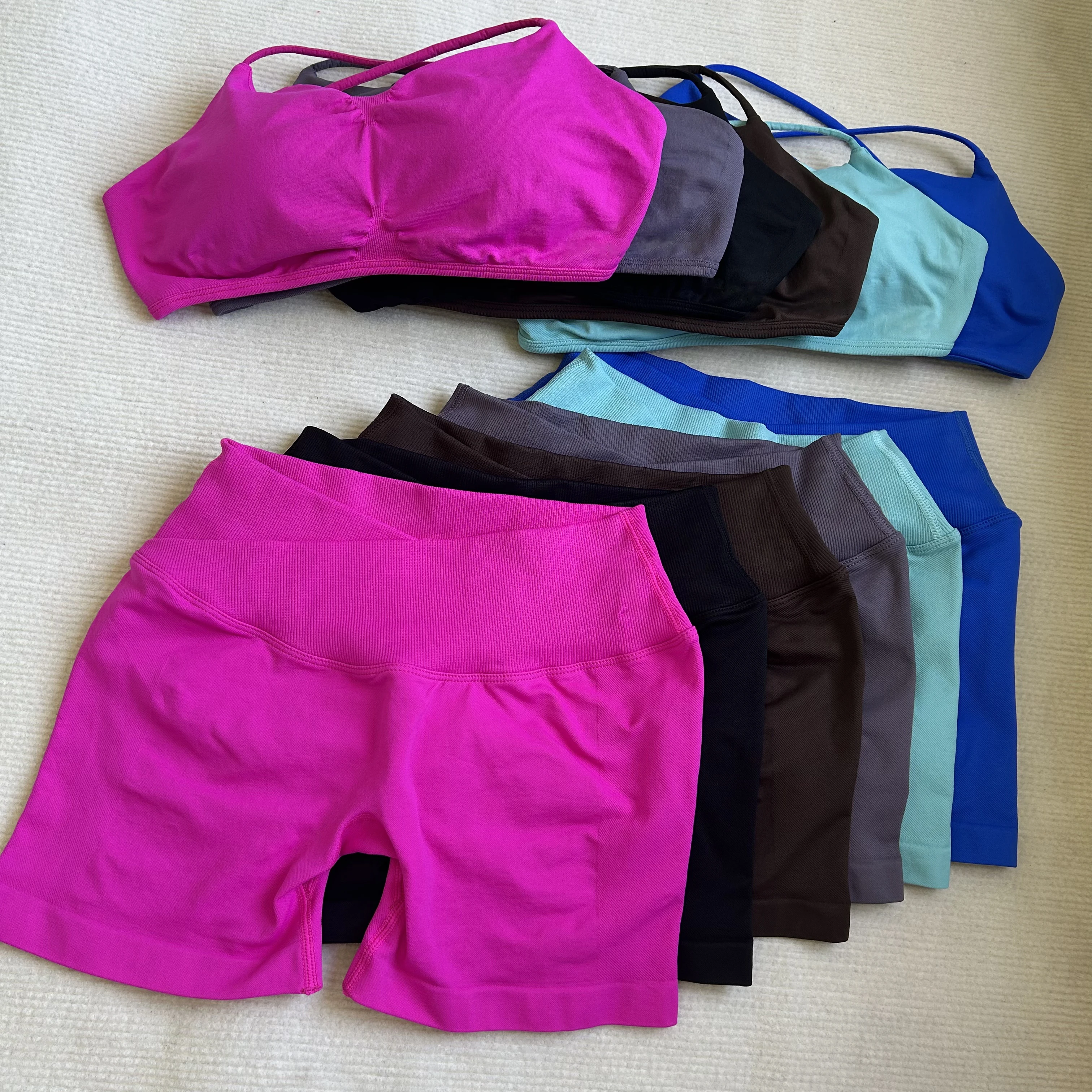 Yoga Tightening 2-teiliges Damen-Set mit nahtlosem Cross-BH und Scrunch-Leggings für Yoga, Gym, Pilates, Workout, Fitnesstraining