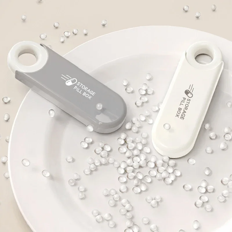 محرك أقراص USB صغير محمول على شكل صندوق حبوب منع الحمل - منظم تخزين الأدوية لجرعات السهرة الصباحية بعد الظهر - حجم مريح للسفر