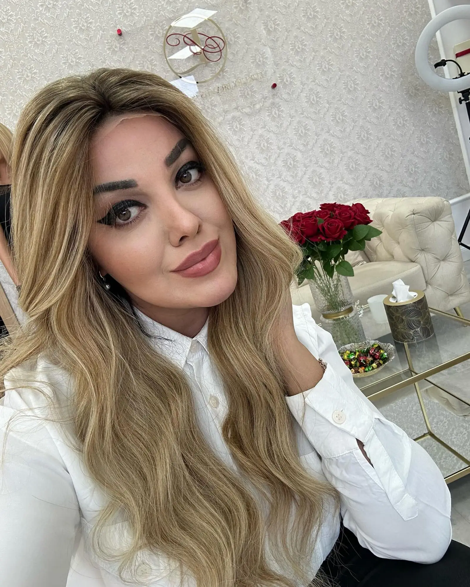 ソフトなオンブレライトブロンドバレイヤージュウィッグ、合成レースフロントウィッグ、プレプラッキングされたヘアライン、ボディウェーブ、快適なロングウィッグ、24インチ