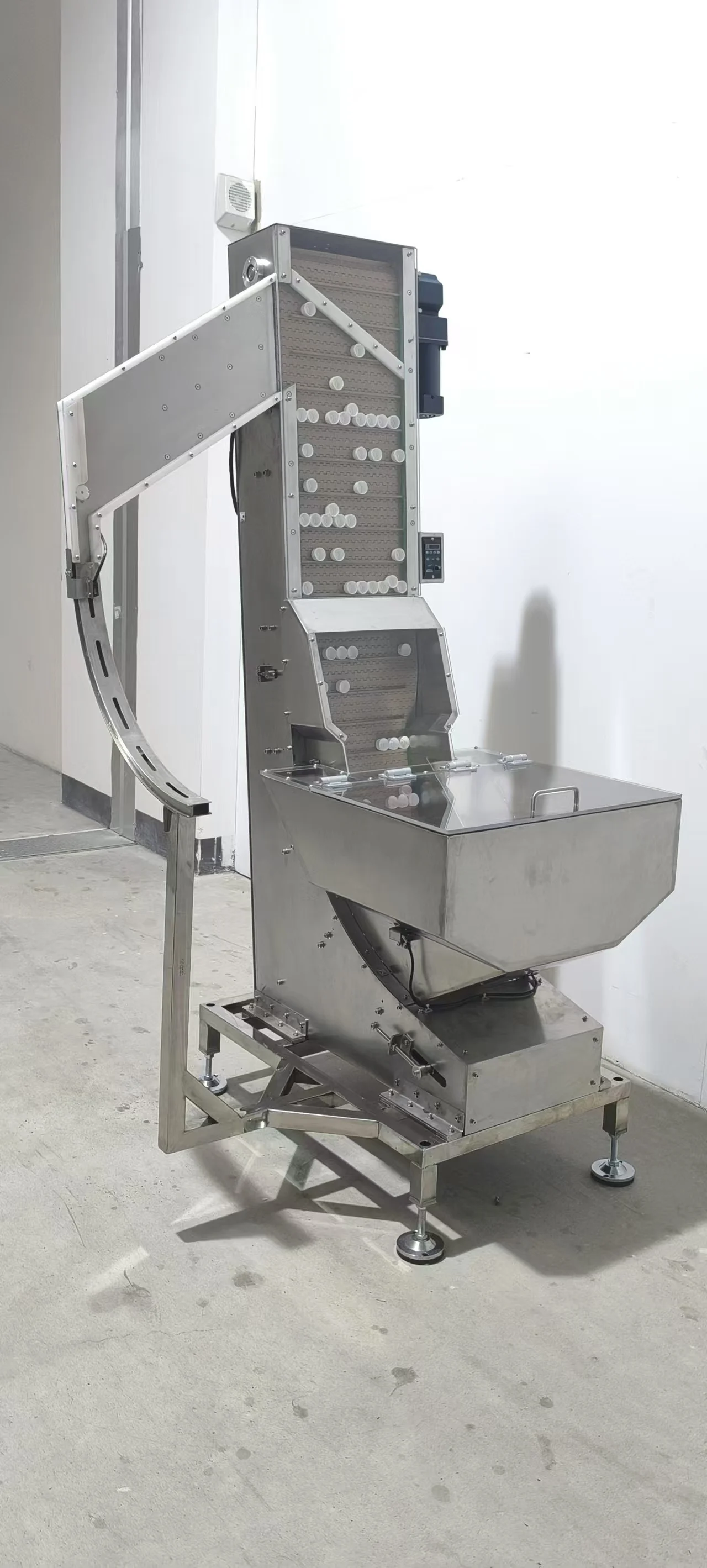 Componenti del nucleo del motore e del PLC della macchina di smistamento del tappo a benna 220V per uno screening efficiente e scarica unificata dei tappi di bottiglia