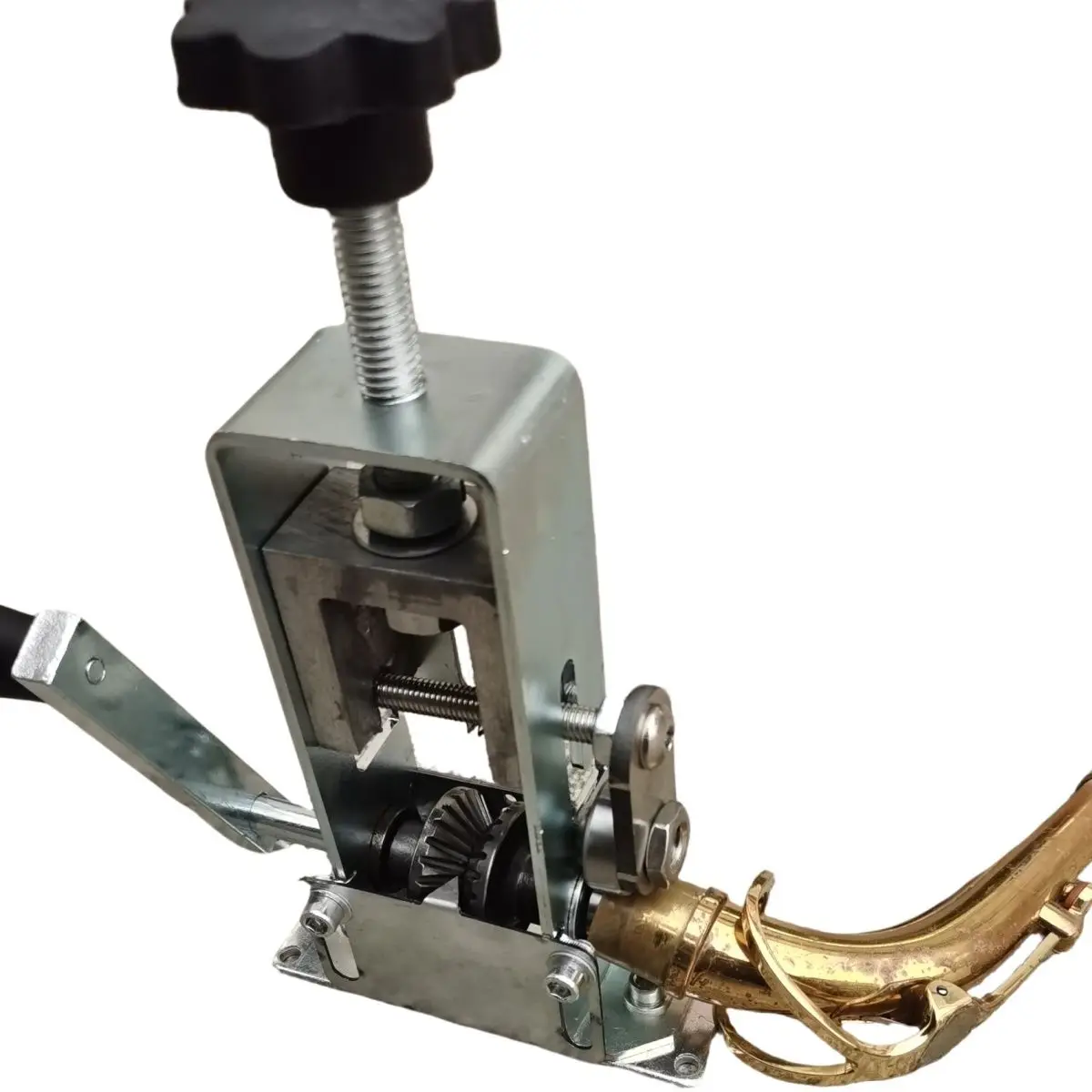 outil-de-reparation-pour-flute-et-saxophone-l'articulation-du-saxophone-est-lache-l'expansion-de-la-gorge-est-deformee-la-jointure-de-la-flute-est-serree