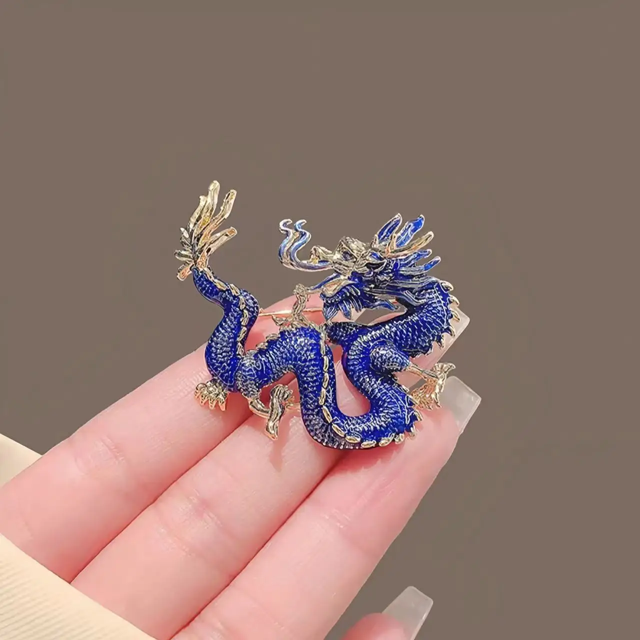 

Niche Luxury Design Dragon Brooch Pin Enamel Alloy Men's Suit Cap Cockade Hat Bag Collar Lapel Luftwaffe Pins Badges Vintage