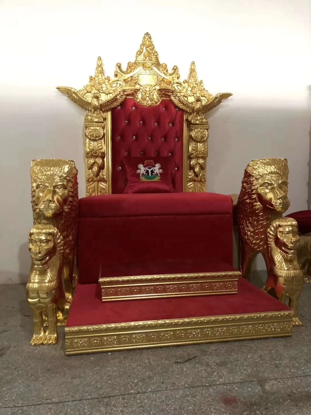 Luxury Solid Wood King Chair Throne 4 Red Lions Gold Accents for Weddings Events Banquets Outdoor Parties Living Room Use