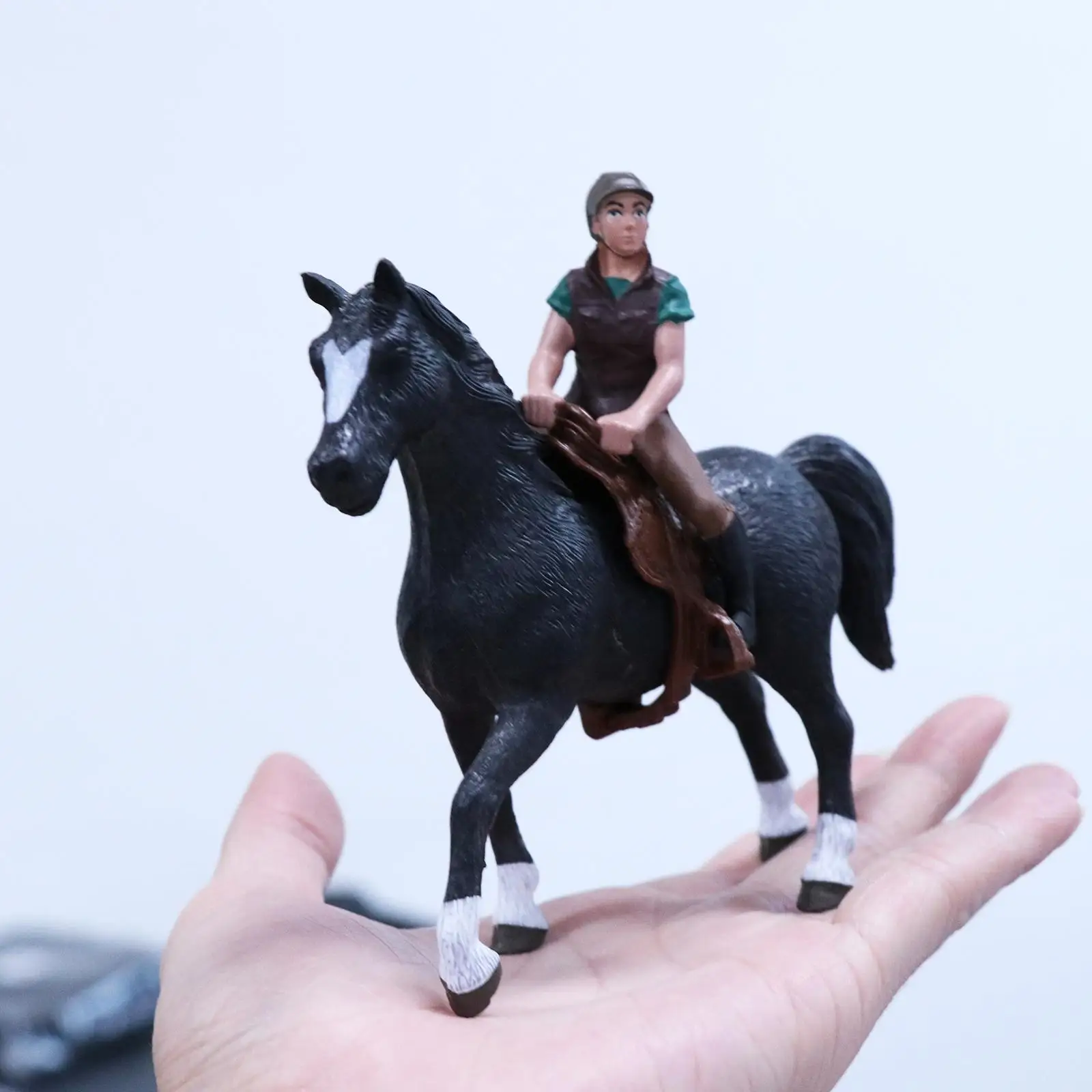 Realistisches Pferd mit Reiter, abnehmbares Modell, bemalte Figur, Statuenkollektion, Miniatur-Tierfigur aus Kunststoff für Kleinkinder und Kinder