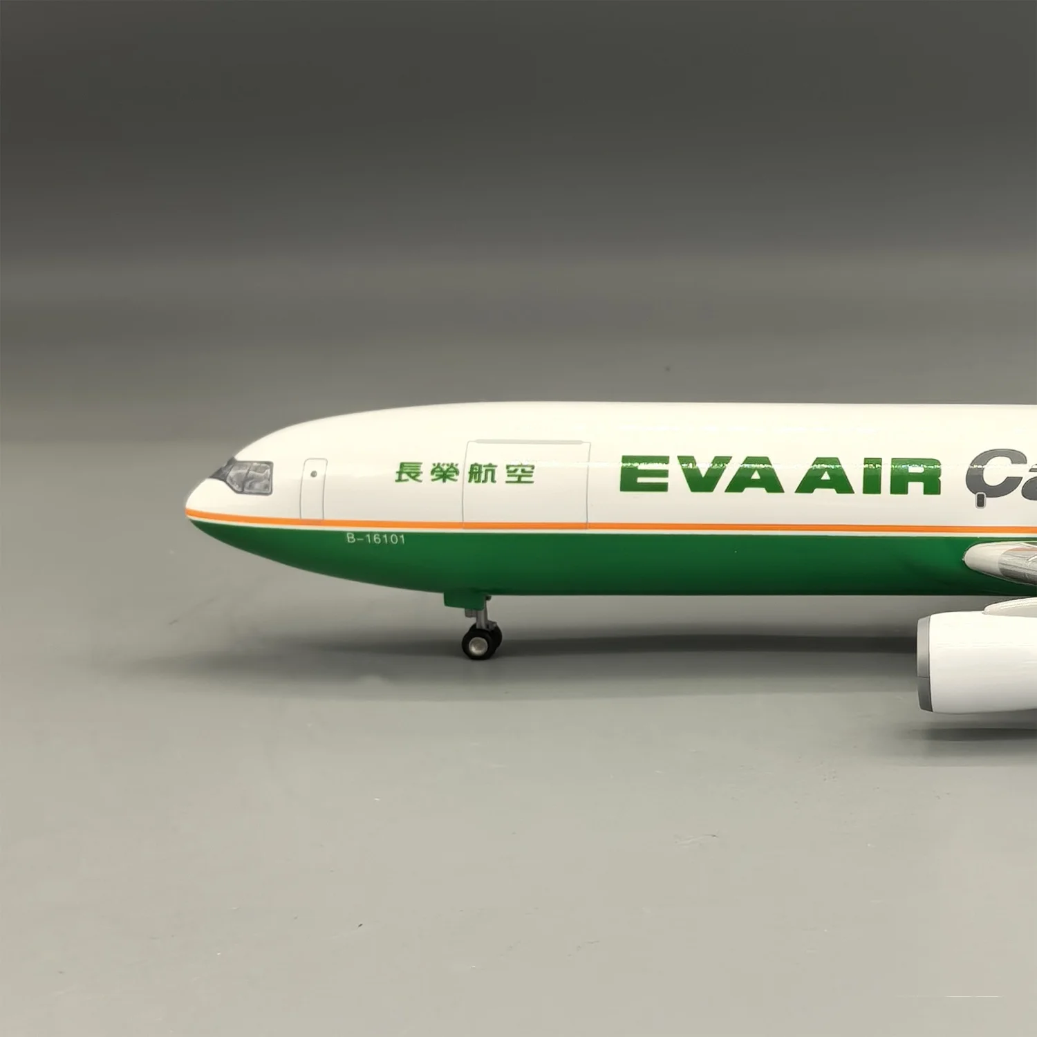 โมเดลเครื่องบิน MD11 ของสายการบิน Eva Air Cargo รุ่น MD-11 ขนาด 1:130 ทำจากเรซิ่น สำหรับนักสะสม ของขวัญ โมเดลเครื่องบิน พร้อมล้อลงจอด