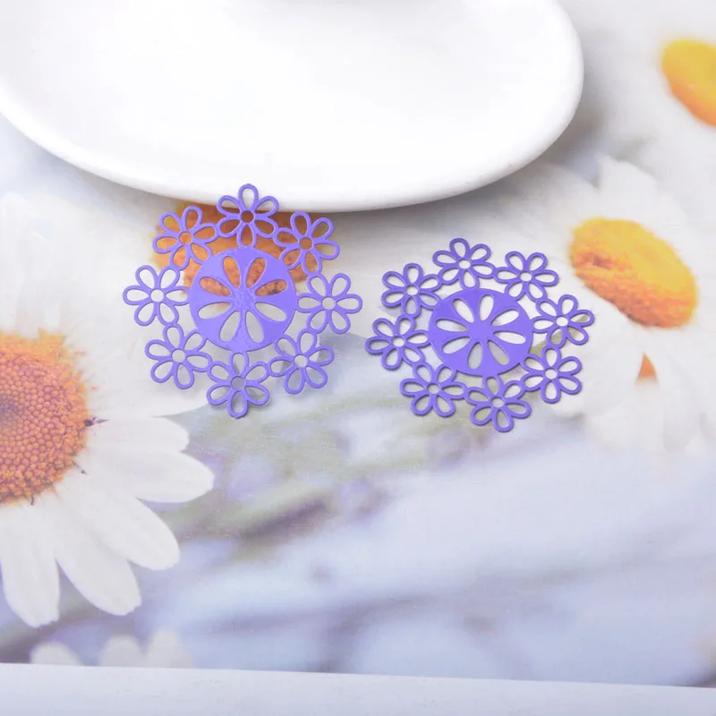 20 Stück AA557 Messing-Schmuckanhänger in hellgoldener Weihnachtsschneeflockenform, bemalte Blumenanhänger, DIY-Ohrring-Zubehör für Frauen – Detail 13