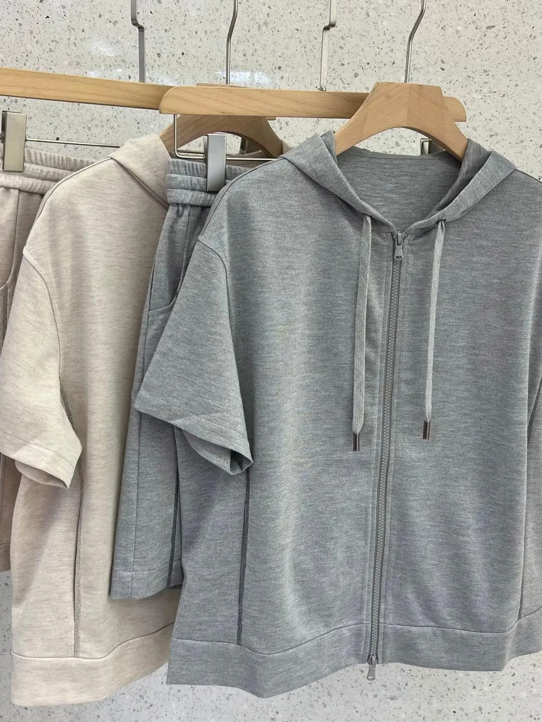 

Повседневный женский комплект из хлопка: универсальный топ с капюшоном и короткими рукавами и шорты.