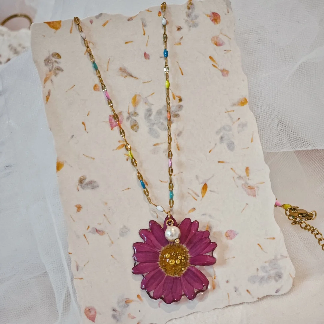 

3301 Wholesale Retro Style Daisy Plant Real Dried Flower Pendant Stainless Steel Necklace Creative Christmas Birthday Gift