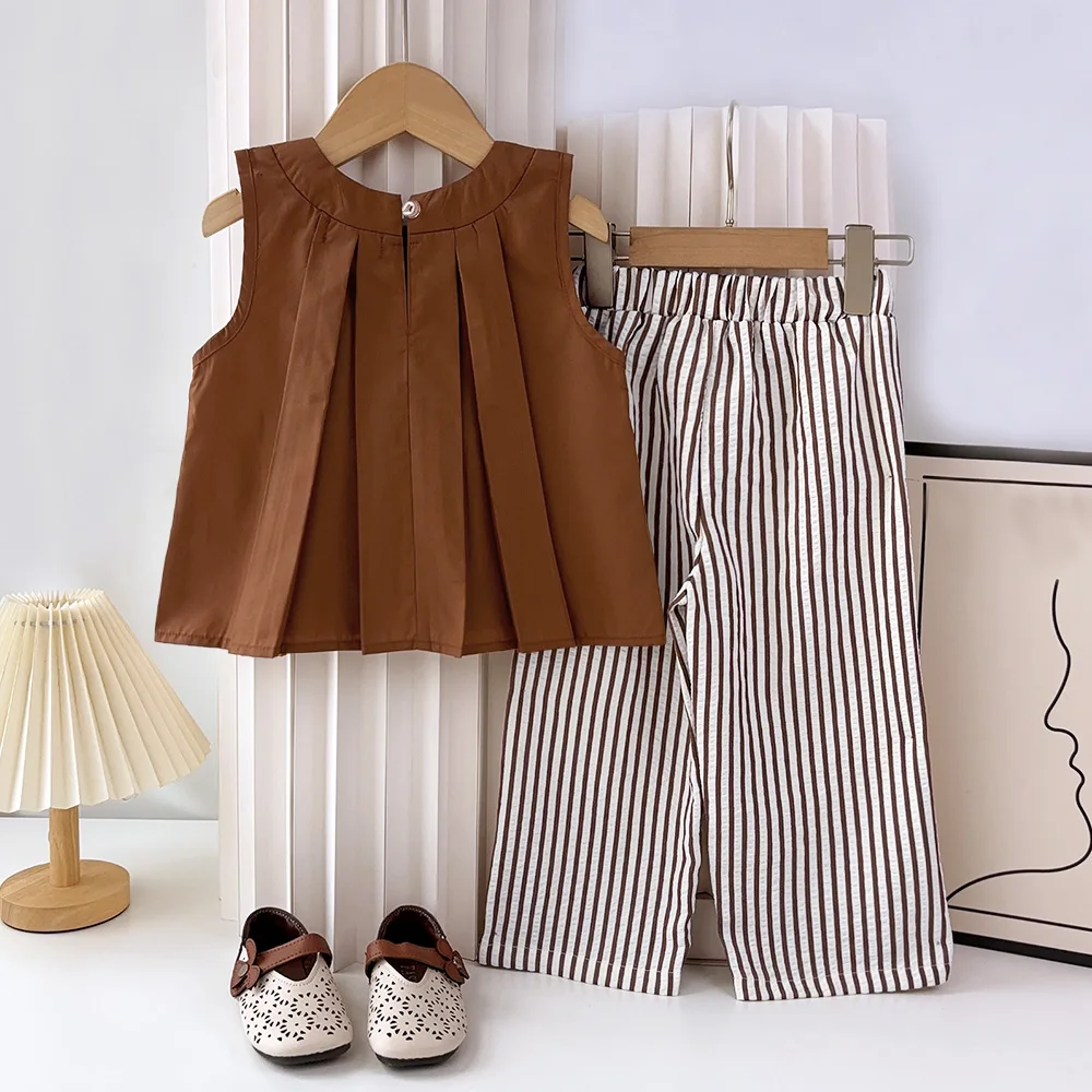 Sommerliches, modisches, gestreiftes Freizeit-Set für 3-7 Jahre: Ärmelloses, plissiertes Oberteil mit Rundhalsausschnitt + weit geschnittene Hose, Zweiteiler – Detail 3