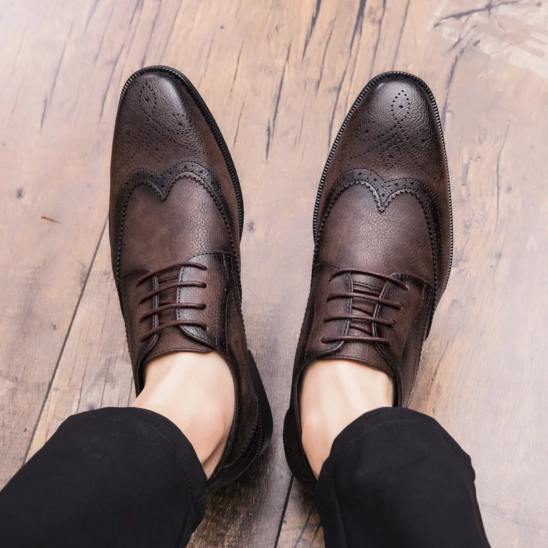 

Lace-up Casual Leather Shoes Men's Wedding Carved Brogues Men's Formal Business Pointed Shoes Groom's Leather Shoes 2026 New