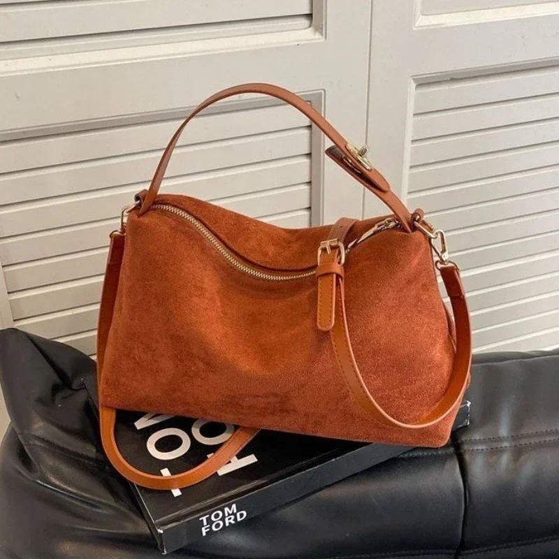 حقيبة ريترو متقدمة للنساء 2025 حقيبة كتف بلوري جديدة مع سعة كبيرة حقيبة حمل للتنقل عبر الجسم