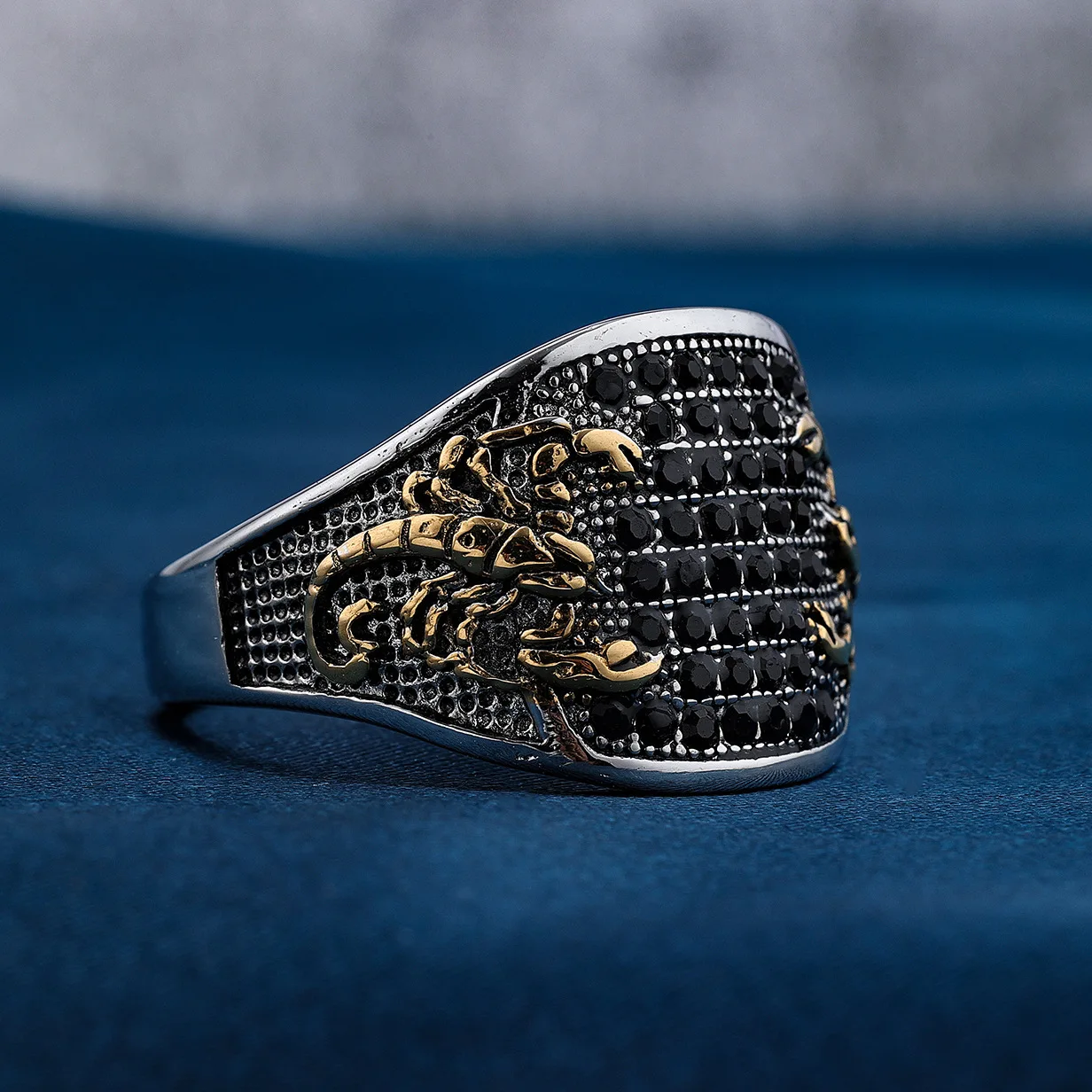 LNCHRAN Anillo de sello de escorpión chapado en dos tonos de acero inoxidable 316L para hombre con circonita sintética negra, regalo de joyería para hombre