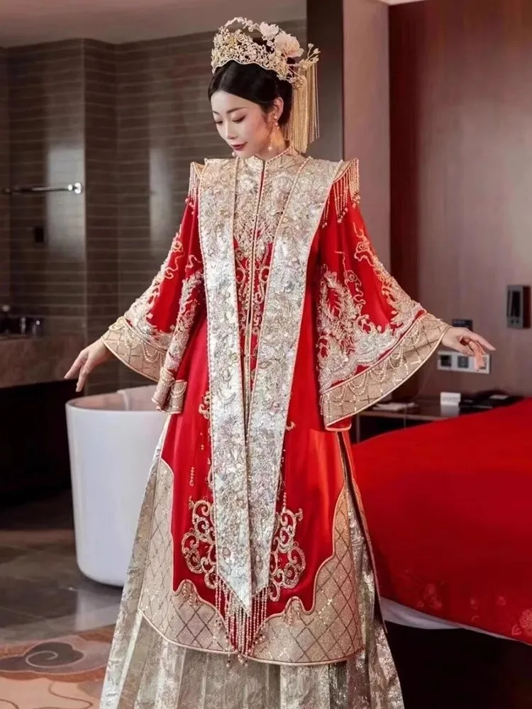 

A complete set of wedding attire including phoenix crown and red veil bride's plus-size dress dragon gown will be presented