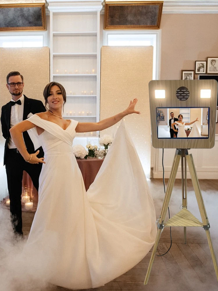 Hochwertiges Holzstativ 15,6 Zoll Fotobox für Hochzeiten, Partys, Feiern mit Großbildschirm RGB-Licht Flightcase