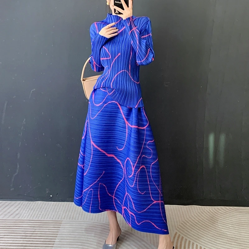 

Женский комплект с плиссированным принтом, футболка с длинными рукавами и высоким воротом + высокая талия, свободная модная полуюбка большого размера, 2026, новая женская одежда